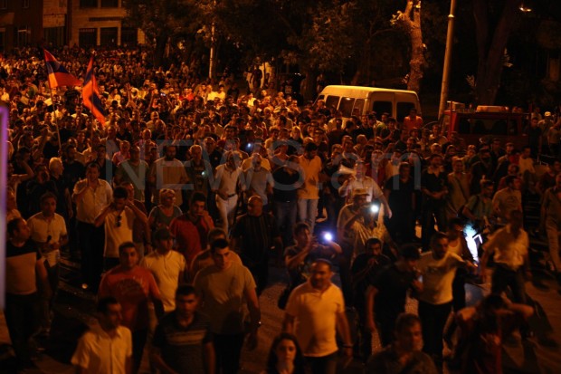 Участники акции на улице Хоренаци организовали шествие к зданиям Службы нацбезопасности и Полиции Армении